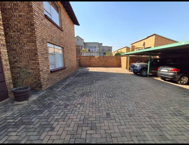 2 BEDROOM TOWNHOUSE FOR SALE IN NEW REDRUTH